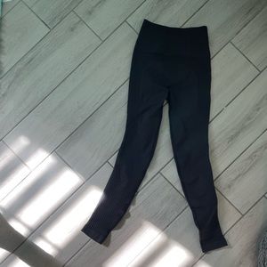 Lululemon tight leggings with pattern on the bottoms size-small
